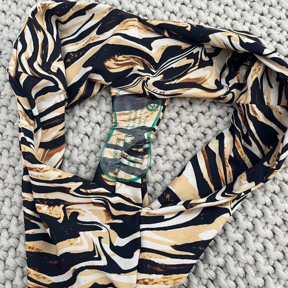 Skatie• ‘Melly’ Bikini Bottom in WEHO - Picture 10 of 11